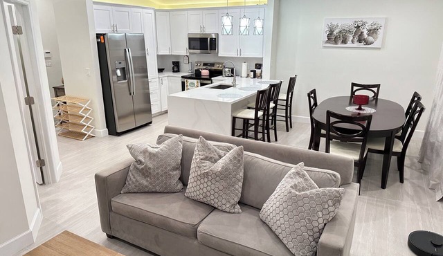 Cozy 2-bedroom pet friendly family home in central Margate with pool access.