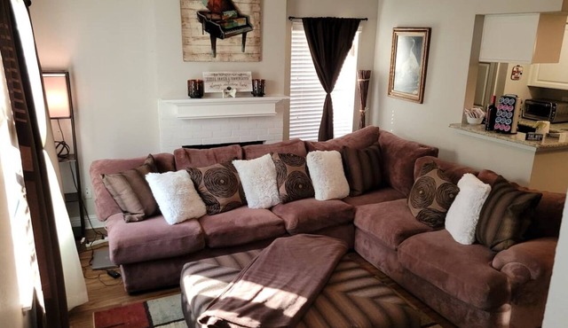 Cozy 2 Bedroom Townhome in Addison