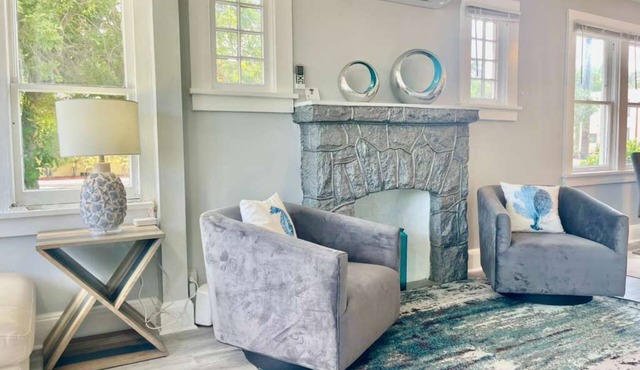 Cozy 2-bedroom cottage in lovely Lake Worth Beach with AC
