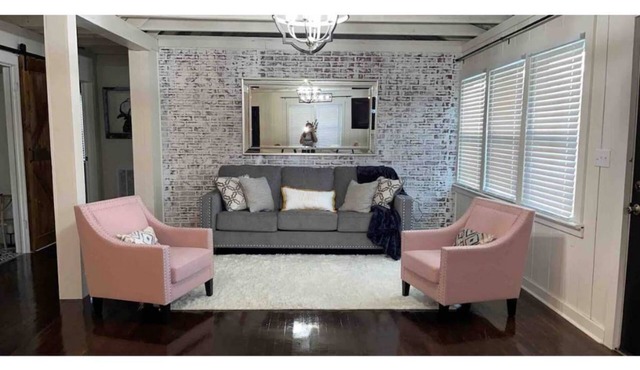 Cozy 2BR Cottage! Stay Near Restaurants & Golf