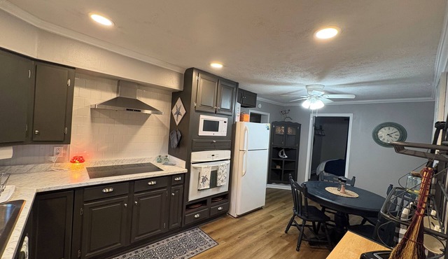 Cozy 3-bedroom cottage in beautiful Gulfport with AC