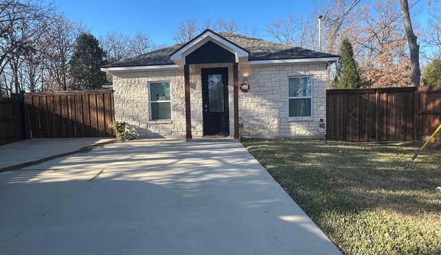 Cozy 3-bedroom house with AC and WiFi in awesome Log Cabin