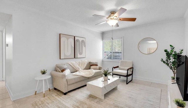 Cozy Bayshore Stay | Free Parking + Pool & Gym