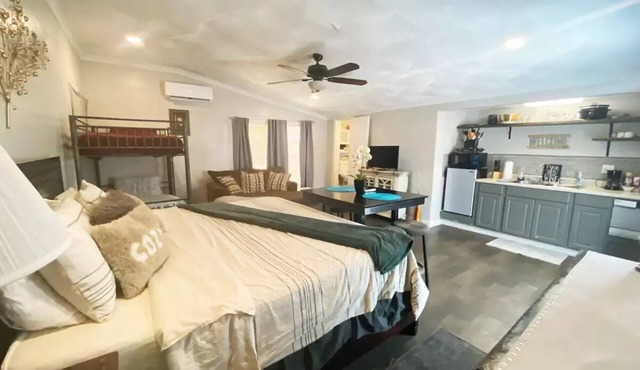 Cozy Bungalow, Perfect Hideaway Close to Downtown!