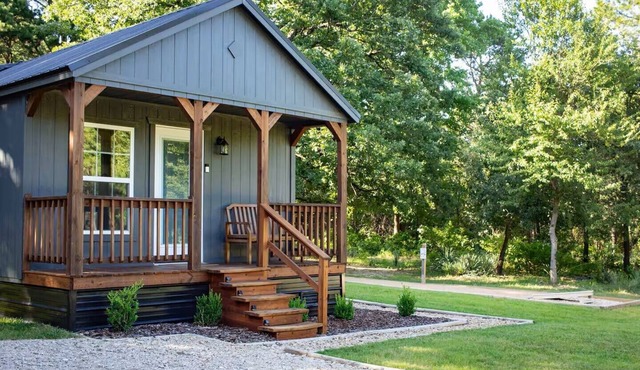 Cozy cabin for 6, outdoor games, close to Tyler State Park on 11 secluded acres
