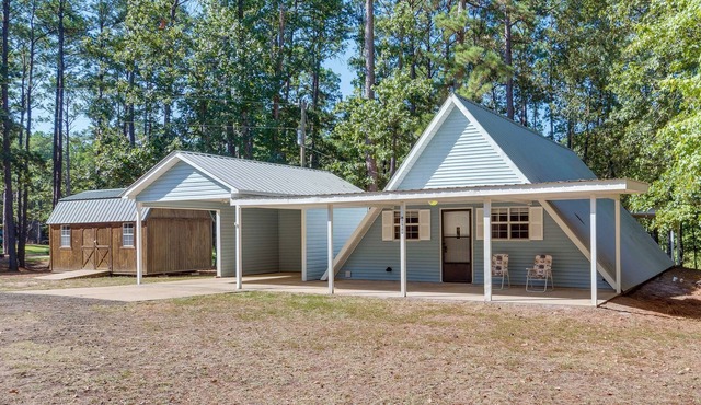 Cozy Cabin Getaway 1 Mi to Toledo Bend Lake!
