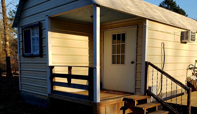 Cozy cabin in charming Hawkins with AC