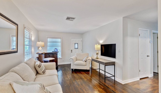 Cozy Central Retreat: Walk to Golf & Park - Charming 3/1