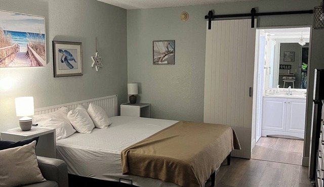 Cozy condotel with King Bed, WiFi, great pool, fitness room and much more!