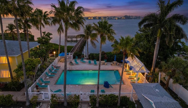 Cozy cottage#2 at Tradewinds- 1BR, POOL and steps to beach.Unit#1 available too