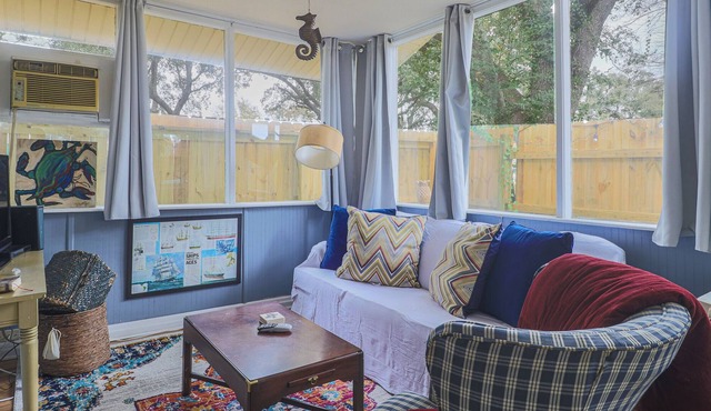 Cozy Cottage That Is Just a Short Walk to the Beach Bon Bateau Cottage B