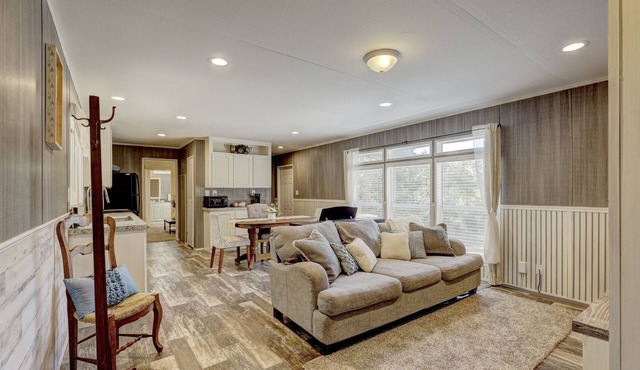 Cozy cottage with hot tub minutes from Norman by Lake Thunderbird in Norman