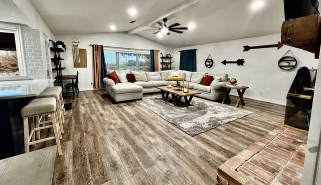 Cozy Farmhouse on almost 2 Acres