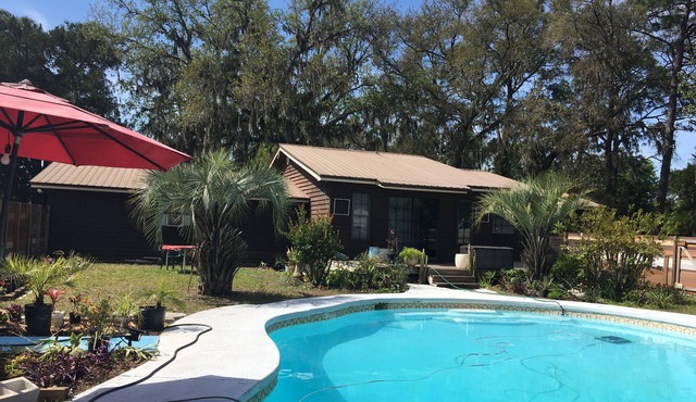 Cozy home near airport and zoo, pet-friendly