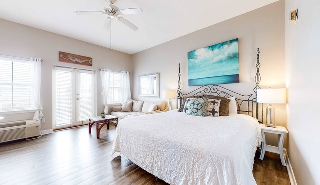 Cozy Hotel-Style- near beach & dining with kitchenette, pools, hot tub, & tennis