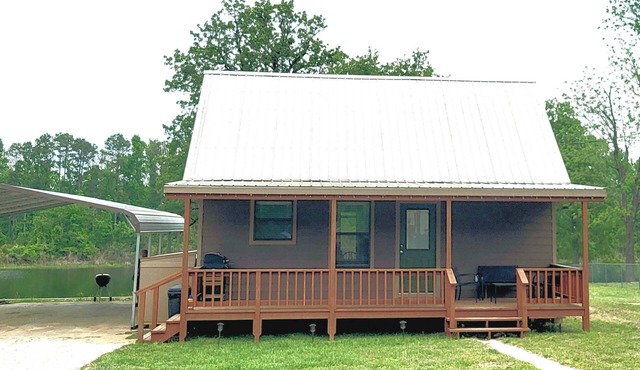 Cozy Lakefront 2-bedroom cabin in tranquil Big Sandy, TX.