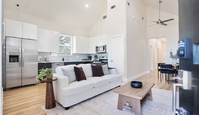 Cozy/Modern King Suite in Houston Texas