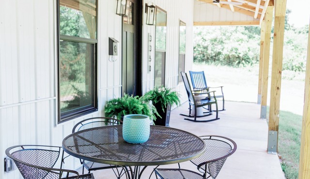 Cozy Peach Cottage near Horsehead Lake, University, Wedding Venues, Ozark Mtns!