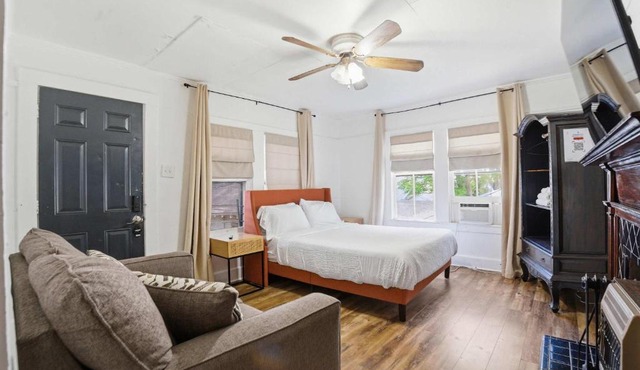 Cozy Private Room Heart of Downtown