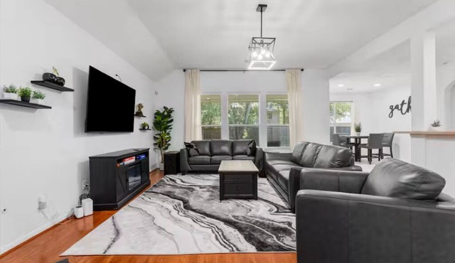 Cozy Retreat: Spacious 5BR, BBQ & Fitness Escape
