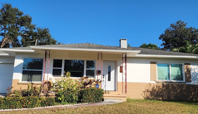 Cozy Retro 2BR Getaway in St. Petersburg - Near Beaches & Downtown