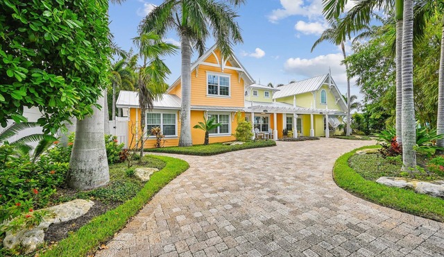 Cozy Retro Cottage located less then 2 blocks from the Gulf Beach - Heated Pool in Private Oasis!