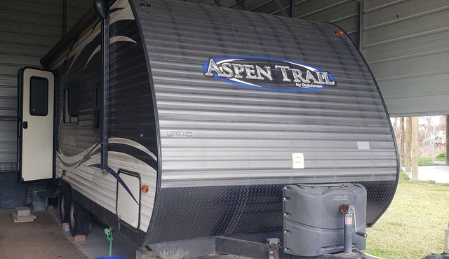 Cozy RV with WiFi and AC in charming Theriot