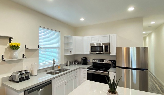 Cozy Stay Near French Quarter - Bourbon Street - 5 min from Mardi Gras Route