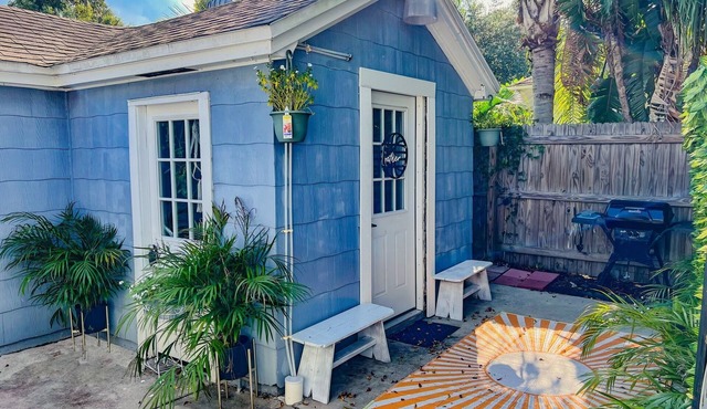 Cozy studio by beautiful Lake Morton and close to downtown Lakeland.