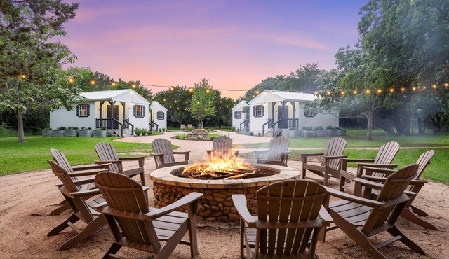 Cozy Tiny House #1 Retreat Less Than 20 minutes from Waco Attractions!