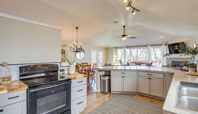 Creekside Cottage w/Deck & Hot Tub in Belton