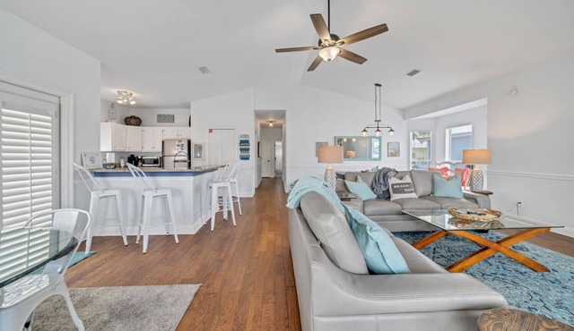 Crystal beach 3/2 slps 8 pet friendly 3 blks to beach and Publix