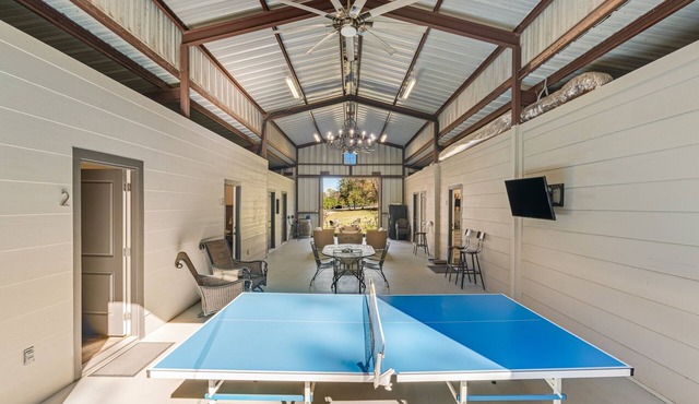 Custom barn suite shared pool, firepit, Ping-Pong & golf cart rental option