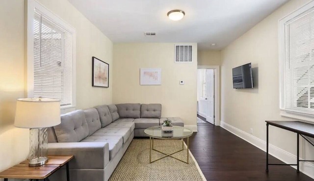 Cute 1bed 1bath Walk to French Q, Bourbon St & Jazz venues. Free street parking