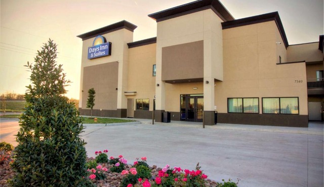 Days Inn & Suites by Wyndham Port Arthur