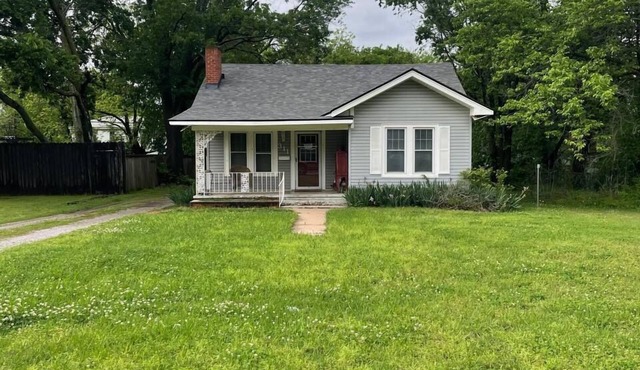 Delightful 2-bedroom Cottage with AC in Tecumseh King Bed Equipped Kitchen in Tecumseh