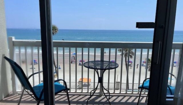 Deluxe Oceanfront 1 bedroom w/kitchen, sleeps 6, private balcony, pool, hot tub