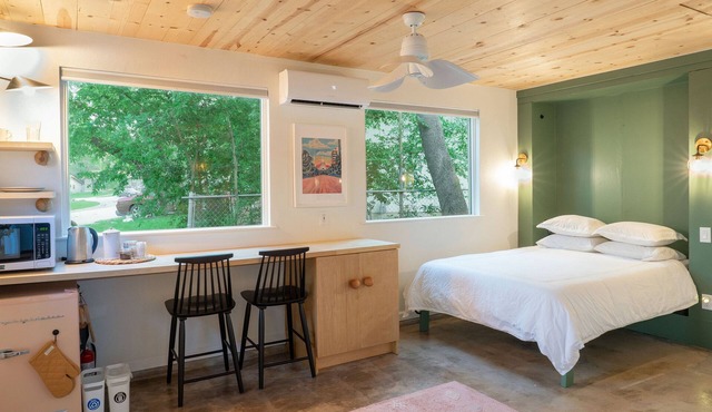 Designer E Austin Studio Close to Airport, Downtown, & UT Campus in Austin