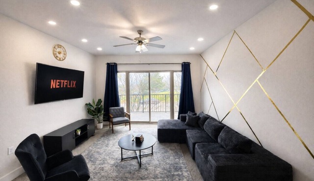 Designer UAB Condo | King Bed | Balcony View 2