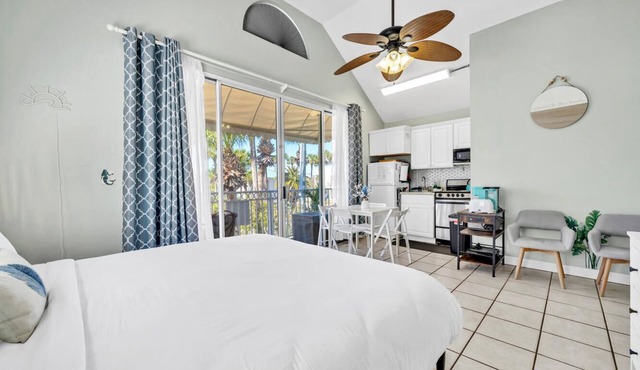 Destin Crystal Beachside Bungalow~Steps to Beach & Pool~Prime location