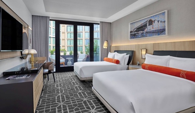 Discover Charm in Contemporary Room Near Historic Areas