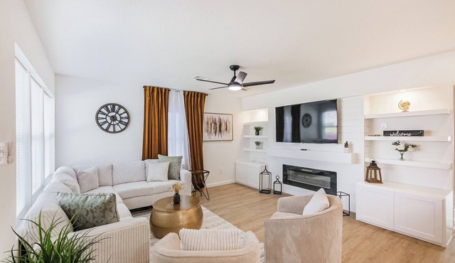 Discover the perfect short or mid-term stay at Libbey, a spacious Oak Forest house that sleeps 13, near Downtown and The Heights. Fully equipped for an exceptional stay, family-friendly, and includes a 1-car garage for easy parking. Book confidently