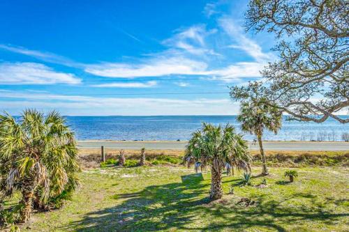 Dog-friendly home with lovely water view roomy deck fast WiFi central AC W&D
