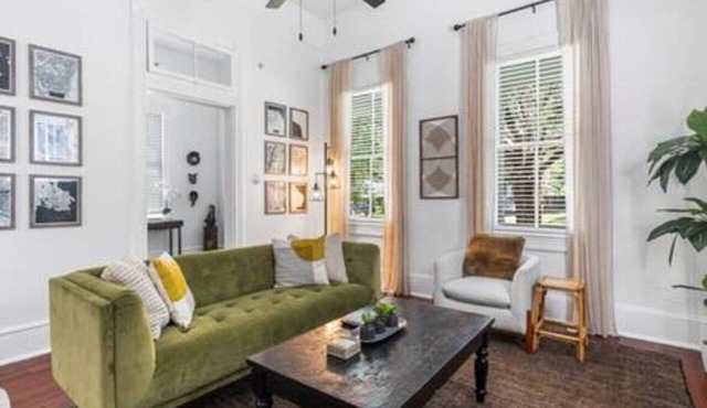 Downtown 3BR Cottage: 5m Walk + Pets OK