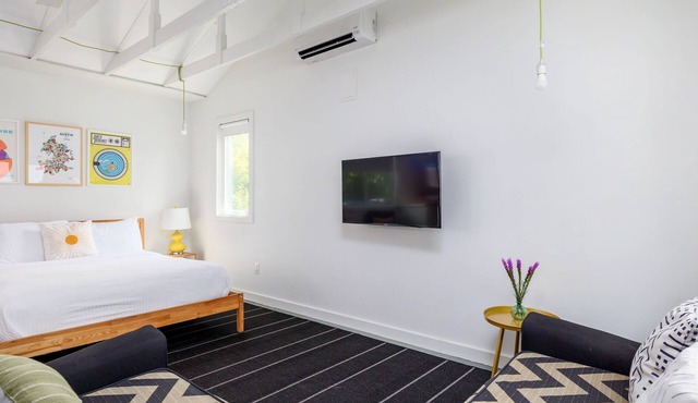 Downtown, Bright - Pastel Casita in Austin