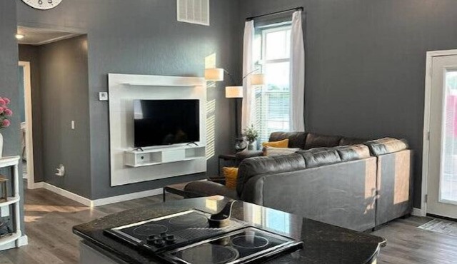 Downtown Mena apartment with hot tub and open concept in Mena