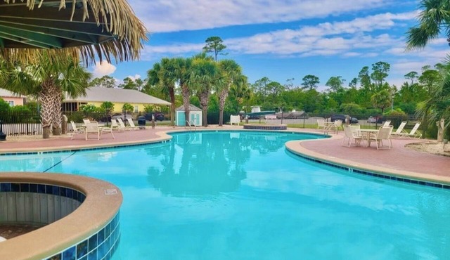Drift Away, a Charming Coastal Cottage with pool and hot tub