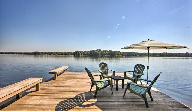 East Texas Gem: Lakefront Home on Lake Hawkins