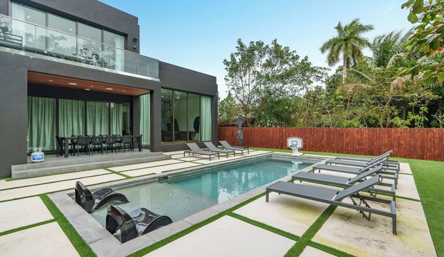 Eden Luxury in Miami Design District, BBQ & Pool