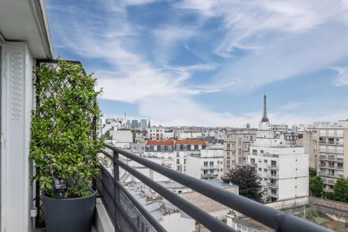 Eiffel Tower View Studio with Balcony & Elevator in Paris